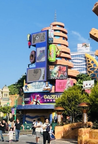 「GAZZEL」と書かれている建物